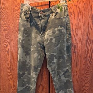 Old Navy Green Camouflage Rock Star super Skinny - Mid Rise.